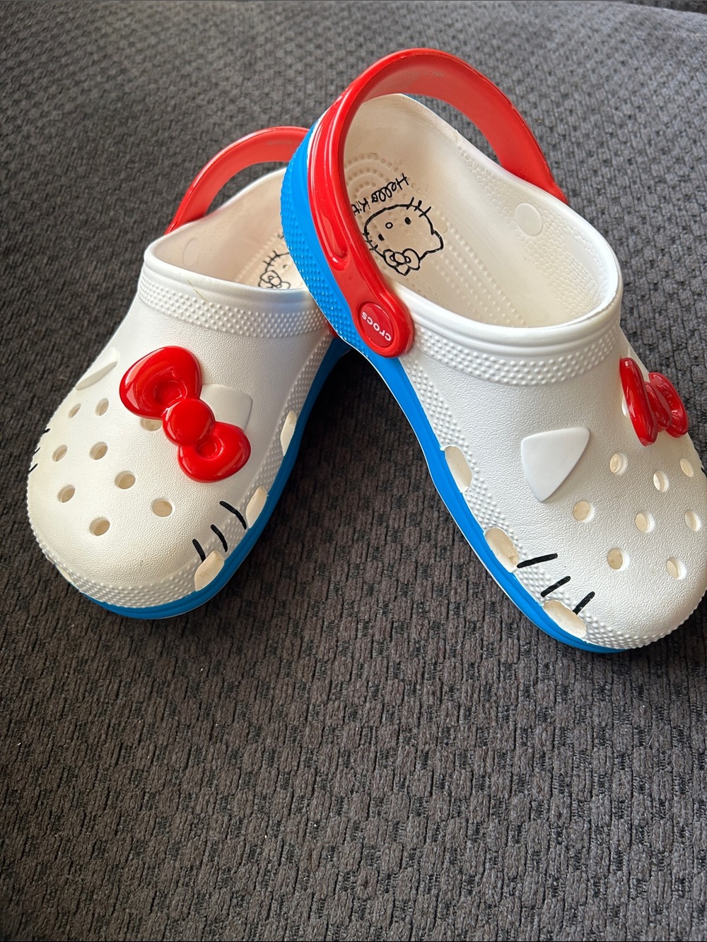 Crocs Classic Hello Kitty I Am Clog 
Youth size 2 J ( not toddler)